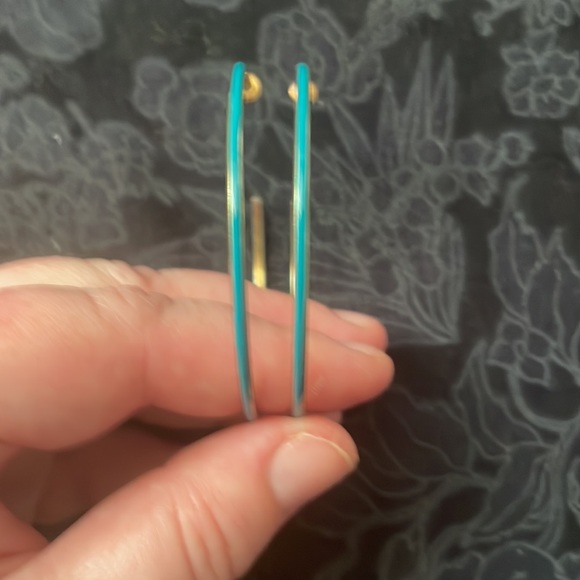 3 pieces of golden costume jewelry: 2 pairs of earrings + a bead/chain necklace. - Picture 5 of 12